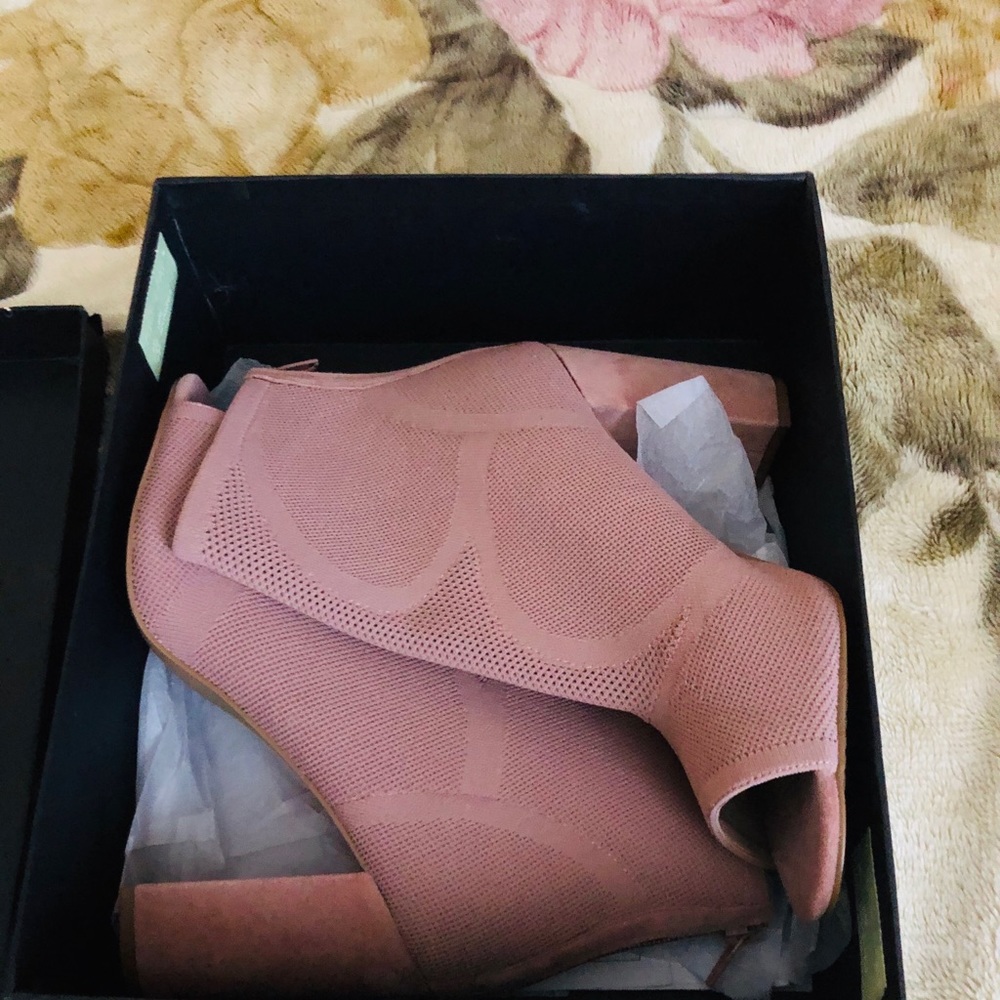 Blush Peep toes booties